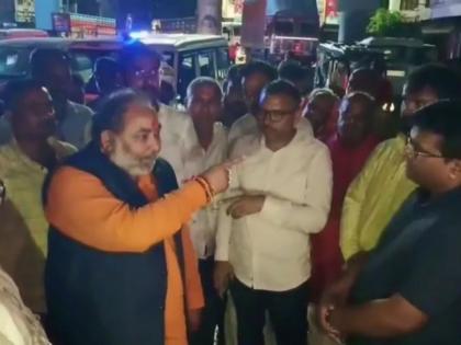minister dayashankar singh got angry at pwd officer for inaugurating bridge in ballia without informing him | "डोकं फिरवू नका, मी मंत्री, तुम्ही मलाच न सांगता...", PWD अधिकाऱ्यावर संतापले दयाशंकर सिंह minister dayashankar singh got angry at pwd officer for inaugurating bridge in ballia without informing him | "डोकं फिरवू नका, मी मंत्री, तुम्ही मलाच न सांगता...", PWD अधिकाऱ्यावर संतापले दयाशंकर सिंह