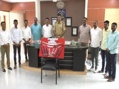 Gupti, along with a sword in the nagar, seized ten suras | नगरमध्ये तलवारीसह, गुप्ती, दहा सुरे जप्त