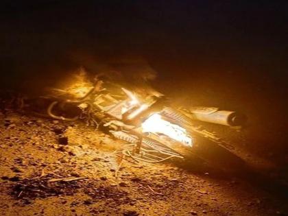 Horrible Accident of Biker: two-wheeler fell, the young man was engulfed in flames fire; Died on the way to the hospital Uttar Pradesh news | Horrible Accident of Biker: भयानक अपघात! दुचाकी घसरताच तरुणाला आगीने वेढले; हॉस्पिटलच्या वाटेतच मृत्यू