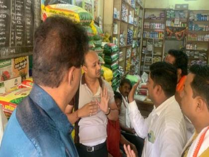 As soon as he said, 'Urea is in the godown', he put it in the ears of the shopkeeper | ‘युरिया गोडाऊनमध्ये आहे’ म्हणताच दुकानदाराच्या कानशिलात लगावली