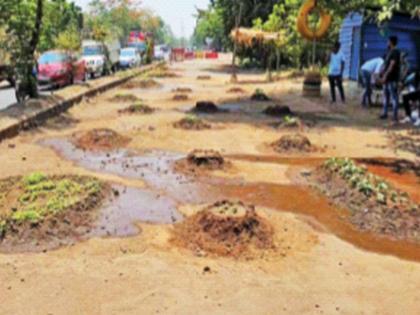 Farming by farmers on state highway in Ambernath | अंबरनाथमध्ये राज्य महामार्गावर शेतकऱ्यांकडून शेती करून आंदाेलन 