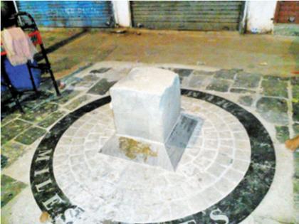 The glory of old Mumbai destroyed! Two pieces of British-era milestone, stone also missing | जुन्या मुंबईचे वैभवस्थळ नष्ट! ब्रिटिशकालीन मैलाच्या दगडाचे दोन तुकडे, दगडही गायब 