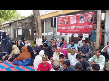 Protest in front of the municipal headquarters against water shortage in Bhiwandi | भिवंडीत पाणीटंचाई विरोधात पालिका मुख्यालयासमोर धरणे आंदोलन 