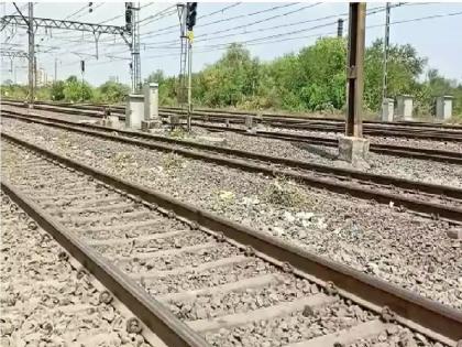 A minor girl commits suicide in front of the train by keeping status 'Finish' on mobile phone | मोबाईलला ‘फिनिश’ स्टेटस ठेऊन अल्पवयीन मुलीची रेल्वेसमोर आत्महत्या