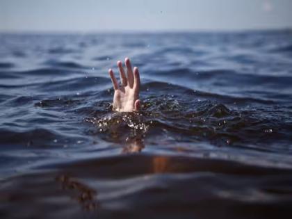 Woman dies in flood in Yavatmal district | गावी पायदळ परतत असलेल्या महिला पुरात वाहून गेली