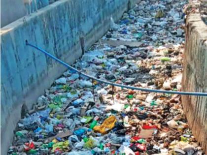 Clean every drain, no stone required; The orders of the Chief Minister, despite removing the sludge, the garbage is floating | खडक लागत नाही, तोवर प्रत्येक नाला साफ करा; मुख्यमंत्र्यांचे आदेश, गाळ काढूनही तरंगतोय कचरा