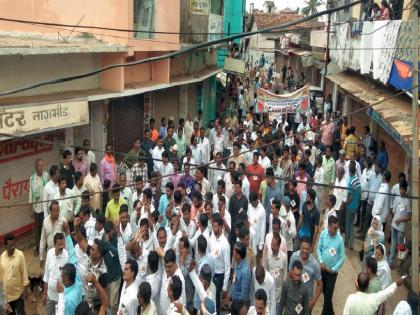 Citizens took to the streets to demand 'Nagbhid District', the city was strictly closed | 'नागभीड जिल्हा' मागणीसाठी नागरिक उतरले रस्त्यावर, शहर कडकडीत बंद