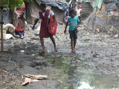 Pain in Smart Nagpur, for slum area Nno drinking water, no roads, voting card only for voting but no Aadhaar card | एक वस्ती... सरकार अन् प्रशासनाने कायमच वाळीत टाकलेली!