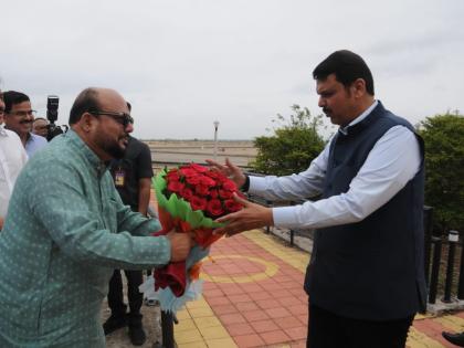 arrival of deputy chief minister devendra fadnavis in jalgaon | उपमुख्यमंत्री देवेंद्र फडणवीस यांचे जळगावात आगमन