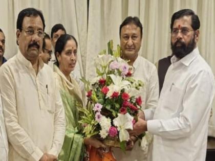 former solapur mayor shobhatai banshetti joins shiv sena shinde group | सोलापूरच्या माजी महापौर शोभाताई बनशेट्टी यांचा शिंदे सेनेत प्रवेश former solapur mayor shobhatai banshetti joins shiv sena shinde group | सोलापूरच्या माजी महापौर शोभाताई बनशेट्टी यांचा शिंदे सेनेत प्रवेश