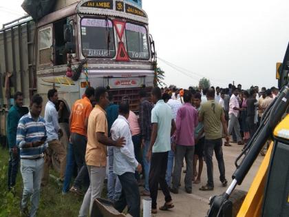 Mother-in-law along with mother and son were killed by a truck transporting iron ore, one injured | लोहखनिज वाहतूक करणाऱ्या ट्रकने घेतला आई-मुलासह सासूचा बळी; सासरा गंभीर जखमी