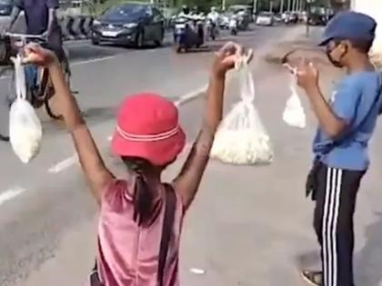 Siblings sell flowers with their father to pay school fees in tamil nadu | कोरोनामुळे दमला 'बाबा'! शाळेची फी भरण्यासाठी रस्त्यावर 'मुलं विकत आहेत फुलं'...