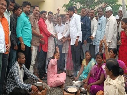 Farmers' protest in front of Tehsil by clapping bread Speeches by children at the protest site | तहसीलसमोर भाकरी थापून शेतकऱ्यांचे आंदोलन; चिमुकल्यांनी आंदोलनस्थळी भाषणं