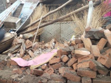 Wall collapsed on body while sleeping; Death of an old woman, an incident at Navsal in Murtijapur taluk | झोपेत असताना अंगावर कोसळली भिंत; वृद्धेचा मृत्यू, मूर्तिजापूर तालुक्यातील नवसाळ येथील घटना