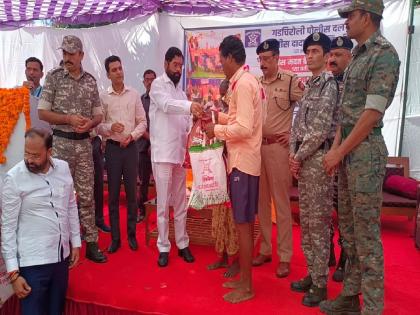 CM Eknath Shinde celebrates Diwali in remote areas of Gadchiroli; Distribution of sweets and other useful stuff to citizens along with police | गडचिरोलीच्या दुर्गम भागात मुख्यमंत्र्यांनी साजरी केली दिवाळी; पोलीस जवानांसह नागरिकांना साहित्य वाटप