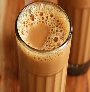 चहा प्यायल्यानं कोणता आजार होतो? चहा पिण्याच्या पद्धतीत 'हा' बदल करा, त्रास होणार नाही