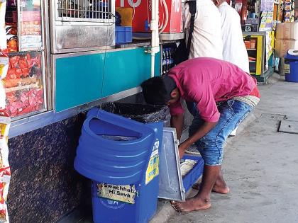 At Mumbai Central Station, food items are placed near the garbage cans | मुंबई सेंट्रल स्थानकात खाद्यपदार्थ ठेवतात कचऱ्याच्या डब्याजवळ