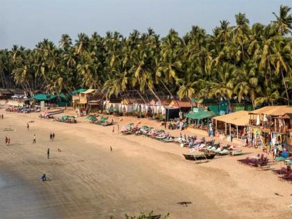 New Year celebrated in Goa in the middle of December 31 | गोव्यात नववर्ष साजरे करताना फुटपाथवर काचा आणि कचरा