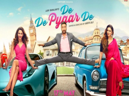 De de pyaar de first look ajay devgn tabu starter film | अजय देवगणच्या 'दे दे प्यार दे' सिनेमाचे पोस्टर आऊट