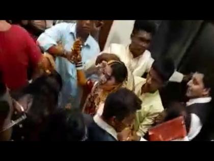 Bride got stuck in the lift before marriage groom kept waiting | Shocking: नवरदेव मंडपात वाट बघत होता, नवरी अडकली होती लिफ्टमध्ये आणि मग...