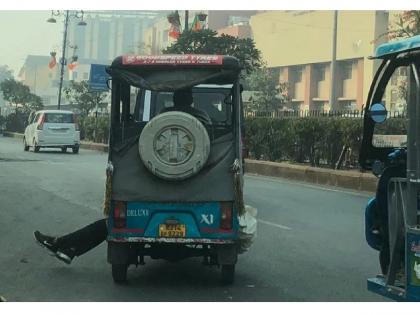 Jaipur police took dead body to mortuary by keeping it in a E-Rickshaw | VIDEO: लाजिरवाणी घटना; बेवारस मृतदेह ई-रिक्षातून नेला, पाय-तोंड बाहेर लटकत राहिले...