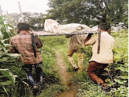 The boy's body had to be carried from the bed as there was no road; The condition of the villagers waiting for the road | हृदयद्रावक ! रस्ता नसल्याने खाटेवरून न्यावा लागला मुलाचा मृतदेह