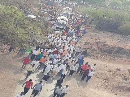 The people gathered to pay homage to seven friends at Doulatabad and Sharanapur | सात मित्रांना अखेरचा निरोप देण्यासाठी जनसागर लोटला 