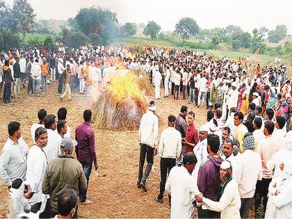 Aurangabad trembled; Funeral of six members of the same family | औरंगाबाद हादरले; एकाच कुटुंबातील सहाजणांची अंत्ययात्रा, हुंदके अन् हाहाकाराने गाव सुन्न