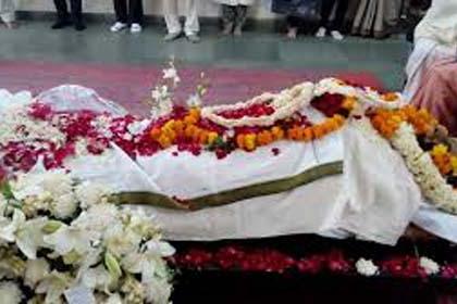 No funeral material found; The body had to be kept in the house for 2 hours | coronavirus; अंत्यसंस्काराचे साहित्य मिळेना; ३३ तास मृतदेह ठेवावा लागला घरात