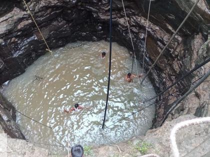 A minor boy pushes his brother into a well for a mobile phone and throws a stone at his head as he tries to get up | मोबाईलसाठी अल्पवयीन मुलाने भावाला विहिरीत ढकलले, वर येण्याचा प्रयत्न करताच डोक्यात दगड घातले