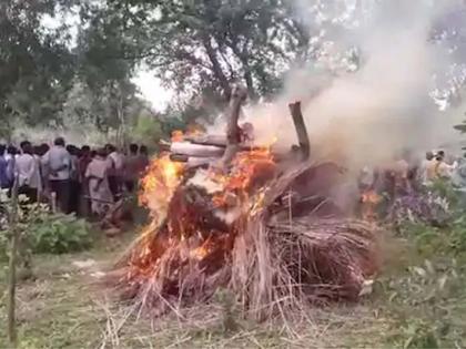 The people of this village perform cremation in a stream instead of a cemetery | या गावातील लोक स्मशानभूमीऐवजी ओढ्यात करतात अंत्यसंस्कार