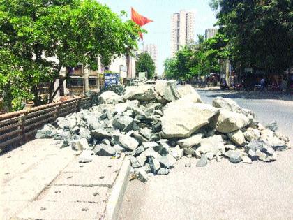 Damage to the staircases due to construction materials; The newly repaired gutter drought | बांधकामांच्या साहित्यामुळे पदपथांचे नुकसान; नव्याने दुरुस्ती केलेल्या गटारांची दुरवस्था 