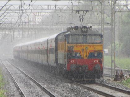 Traffic on Pune-Mumbai railway line disrupted due to heavy rains | मुसळधार पावसामुळे पुणे - मुंबई रेल्वे मार्गावरील वाहतुक विस्कळीत