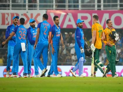 t20 world cup team india deepak chahar likely to miss the remaining two games of the odi series against south africa due to twisted ankle | T20 World Cup साठी निवडलेल्या आणखी एका गोलंदाजाला दुखापत; NCA मध्ये धाव घेतली