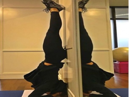 Deepika Padukone Perfect Headstand Photo Goes Viral | खाली डोकं वर पाय असलेल्या 'या' अभिनेत्रीचा फोटो होतो व्हायरल,'ही' अभिनेत्री कोण ओळखा पाहू?