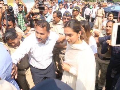 Deepika visits Siddhivinayak Temple before release of Padmavat | पद्मावतच्या मार्गातील 'विघ्न' टळण्यासाठी दीपिका पोहोचली सिद्धिविनायकाच्या चरणी