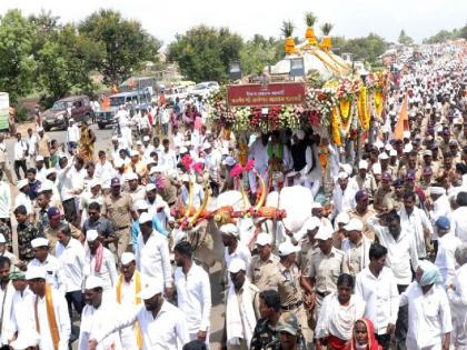 Mauli's palanquin enters Solapur district, | माउलींच्या पालखीचा सोलापूर जिल्ह्यात प्रवेश, आकर्षक फुलांची सजावट