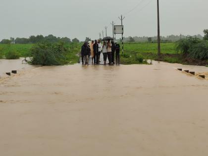 Lakhkha, Tupshelgaon villages cut off by flood water; Loss of contact is common during rainy season  | पुराच्या पाण्याने लख्खा, तूपशेळगाव गावांचा संपर्क तुटला; पावसाळ्यात संपर्क तुटणे नित्याचेच 