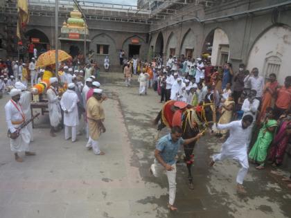 Third symbolic round ceremony of Sant Tukaram Maharaj Palkhi in the dehu | भिडे आसमंती ध्वजा वैष्णवांची..! संत तुकाराम महाराज पालखी सोहळ्यातील तिसरा रिंगण सोहळा देहूत साजरा