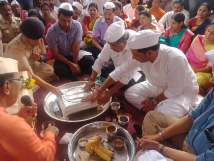 Pandharpur Wari: The worship of Jagadguru Tukaram Maharaj's pedestal at the hands of Guardian Minister Chandrakant Patil | Pandharpur Wari: पालकमंत्री चंद्रकांत पाटील यांच्या हस्ते जगद्गुरू तुकाराम महाराजांच्या पादुकांचे पूजन 