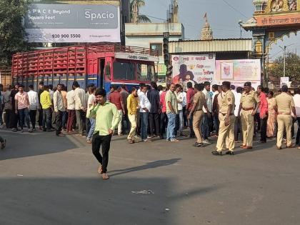 A woman died on the spot after being hit by a truck on the Dehu-Alandi road, the driver passed away after the accident | देहू-आळंदी रस्त्यावर ट्रकच्या धडकेने महिलेचा जागीच मृत्यू, अपघातानंतर चालक पसार