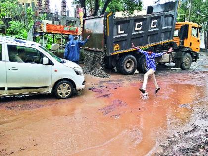 Starting from the bridge, the potholes on the Dehu-Alandi road | पालिकेकडून देहू-आळंदी रस्त्यावरील खड्डे बुजवण्यास सुरुवात