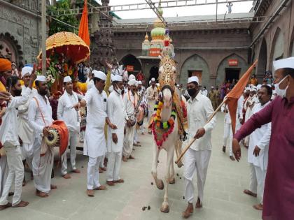 The first round arena ceremony was held in the premises of Dehut temple at the behest of Znanoba-Tukaram | देहूत मंदिराच्या आवारात ज्ञानोबा - तुकारामांच्या गजरात रंगला पहिला गोल रिंगण सोहळा