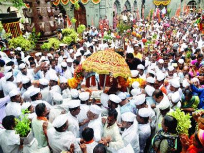 The trip to Pandya with more than two thousand pilgrims | दोन हजारांहून अधिक पालख्या अन् दिंड्या पांडुरंगाच्या भेटीला