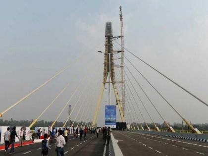 signature bridge one man died another injured after their motorcycle skidded | सिग्नेचर ब्रिजवर अपघाताची मालिका सुरूच, 24 तासांत तीन जणांचा मृत्यू