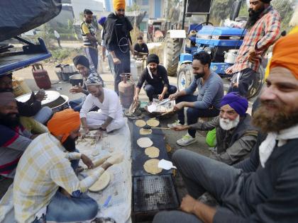 The stubborn life of farmers in the agitation of Delhi | दिल्लीच्या धगधगत्या आंदोलनातलं जिद्दी आयुष्य