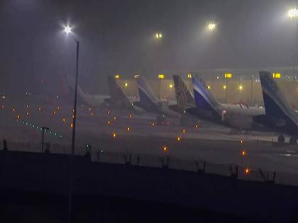 Affecting more than 300 flights, planes remained airborne Obstruction due to fog | प्रदुषणाचा ३०० हून अधिक विमानांना परिणाम, विमाने हवेतच फिरत राहिली; धुक्यामुळे खोळंबा