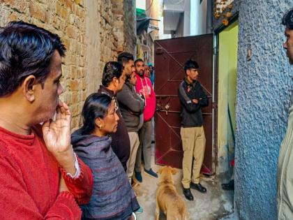 Husband escapes after killing wife and two daughters; Delhi was shaken by the triple murders | पत्नी आणि दोन मुलींची हत्या करून पती फरार; तिहेरी हत्याकांडांने दिल्ली हादरली Husband escapes after killing wife and two daughters; Delhi was shaken by the triple murders | पत्नी आणि दोन मुलींची हत्या करून पती फरार; तिहेरी हत्याकांडांने दिल्ली हादरली