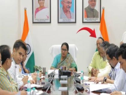 AAP surrounded CM Rekha Gupta when her husband Manish was seen in her meeting | दिल्लीत मुख्यमंत्र्यांच्या फोटोवरुन नवा वाद; आपने करुन दिली पंचायतमधल्या फुलेराची आठवण AAP surrounded CM Rekha Gupta when her husband Manish was seen in her meeting | दिल्लीत मुख्यमंत्र्यांच्या फोटोवरुन नवा वाद; आपने करुन दिली पंचायतमधल्या फुलेराची आठवण