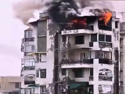 A massive fire broke out in a flat in Delhi, a father jumped from the building with his two children to save life, all three died | दिल्लीत एका फ्लॅटला भीषण आग, जीव वाचवण्यासाठी वडिलांची दोन मुलांसह इमारतीवरून उडी, तिघांचाही मृत्यू A massive fire broke out in a flat in Delhi, a father jumped from the building with his two children to save life, all three died | दिल्लीत एका फ्लॅटला भीषण आग, जीव वाचवण्यासाठी वडिलांची दोन मुलांसह इमारतीवरून उडी, तिघांचाही मृत्यू